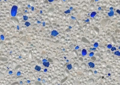 Cream stone with blue speckles (Flinders)